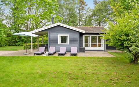 Felisa - 300M from the Sea: Möbel, Interior Design, Flooring, Holz, Fussboden, Decke, Holzboden, Stuhl, Tabelle, Beleuchtung