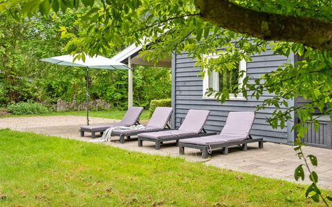 Felisa - 300M from the Sea: Möbel, Interior Design, Flooring, Holz, Fussboden, Decke, Holzboden, Stuhl, Tabelle, Beleuchtung