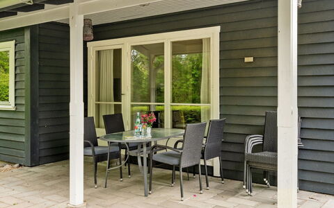Felisa - 300M from the Sea: Möbel, Interior Design, Flooring, Holz, Fussboden, Decke, Holzboden, Stuhl, Tabelle, Beleuchtung