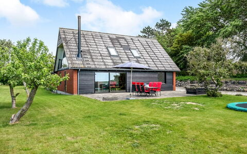 Emin - 100M from the Sea: Gras, Dach, Haus, Zuhause, Hütte, Grundstueck, Bauernhaus, Garten, Ländliches Gebiet