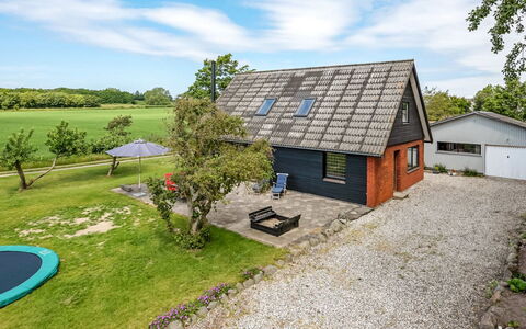 Emin - 100M from the Sea: Gras, Haus, Dach, Hütte, Zuhause, Garten, Wiese, Rasen, Gartenbauten