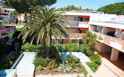Saint-Tropez 515: Pflanze, Daytime, Gebäude, Baum, Himmel, Schwimmbad, Urban Design, Arecales, Eigentumswohnung, Nachbarschaft