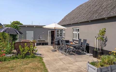 Evje - 250M from the Sea: Dach, Möbel, Zuhause, Wohngebiet, Stuhl, Hütte, Gartenmöbel, Estate, Garten, Garten