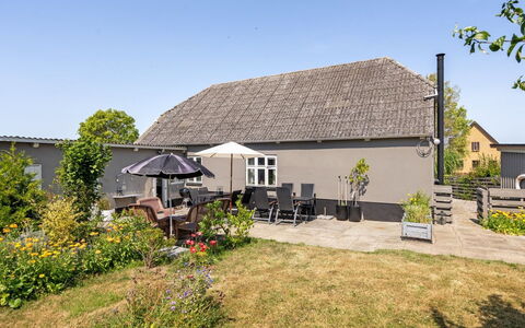 Evje - 250M from the Sea: Himmel, Gras, Dach, Haus, Zuhause, Hütte, Strauch, Wohngebiet, Grundstueck