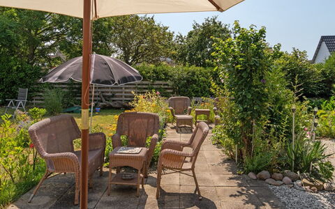Evje - 250M from the Sea: Möbel, Regenschirm, Stuhl, Gartenmöbel, Garten, Strauch, Tisch Im Freien, Schatten, Blumentopf