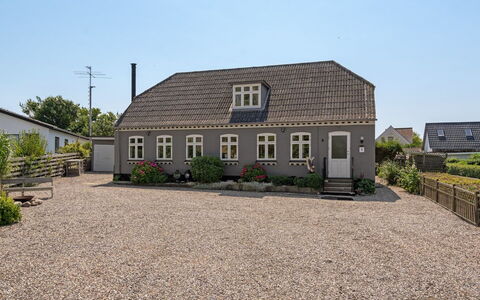Evje - 250M from the Sea: Gebäude, Fenster, Dach, Haus, Wohngebiet, Zuhause, Hütte, Estate, Menschliche Siedlung, Tür