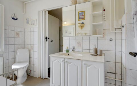 Evje - 250M from the Sea: Flooring, Interior Design, Armatur, Fussboden, Sinken, Cabinetry, Zapfhahn, Installation, Badezimmerschrank, Badezimmer
