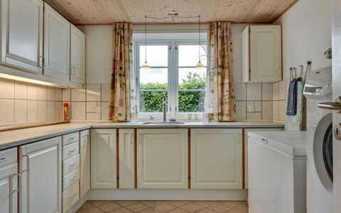 Joran - 120M from the Sea: Flooring, Interior Design, Holz, Fussboden, Küche, Cabinetry, Countertop, Decke, Zuhause, Zimmer