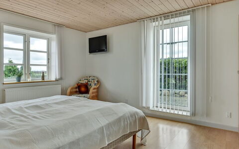 Joran - 120M from the Sea: Schlafzimmer, Interior Design, Bett, Holz, Fussboden, Flooring, Decke, Bedding, Bettdecke, Holzboden