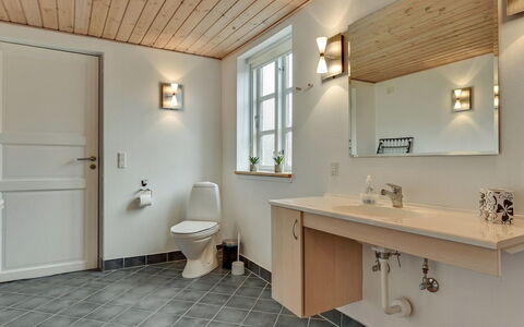 Joran - 120M from the Sea: Armatur, Flooring, Interior Design, Bad Sink, Sinken, Holz, Fussboden, Badezimmer, Decke, Zapfhahn
