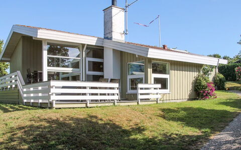 Roel - 500M from the Sea: Grundstueck, Hütte, Zuhause, Estate, Rasen, Schatten, Garten, Landscaping, Veranda, Bauernhaus