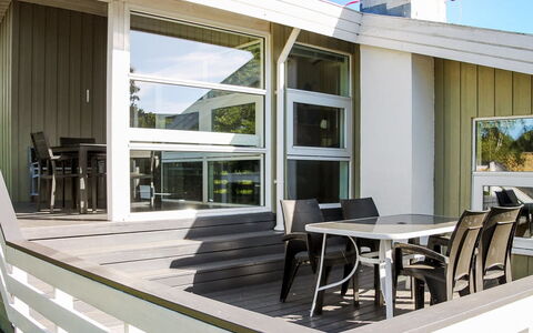 Roel - 500M from the Sea: Holz, Fussboden, Flooring, Decke, Möbel, Interior Design, Tür, Verbundwerkstoff, Stuhl, Hartholz