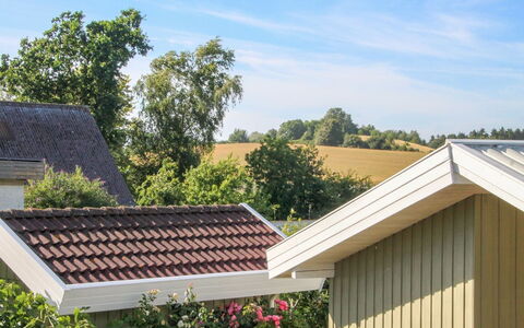 Roel - 500M from the Sea: Dach, Strauch, Abstellgleis, Garten, Schatten, Garten, Landscaping, Design, Hinterhof, Gartenbauten