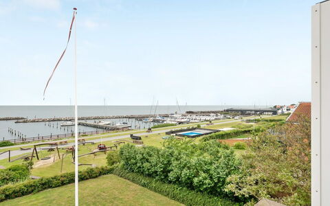 Stefanie - 10M from the Sea: Wohngebiet, Dach, Vorort, Auffahrt, Estate, Kamin
