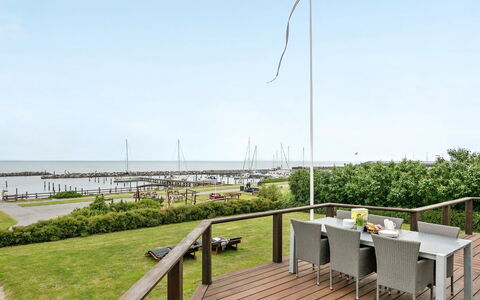 Stefanie - 10M from the Sea: Wohngebiet, Dach, Vorort, Auffahrt, Estate, Kamin