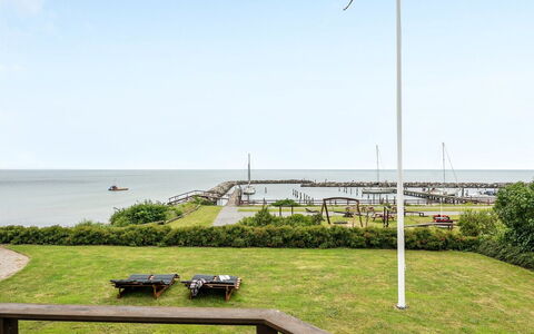 Stefanie - 10M from the Sea: Wohngebiet, Dach, Vorort, Auffahrt, Estate, Kamin
