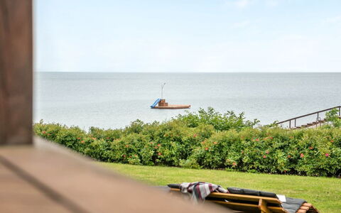 Stefanie - 10M from the Sea: Wohngebiet, Dach, Vorort, Auffahrt, Estate, Kamin