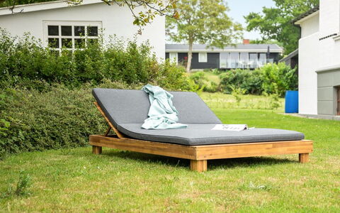 Stefanie - 10M from the Sea: Wohngebiet, Dach, Vorort, Auffahrt, Estate, Kamin