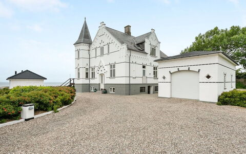 Stefanie - 10M from the Sea: Wohngebiet, Dach, Vorort, Auffahrt, Estate, Kamin