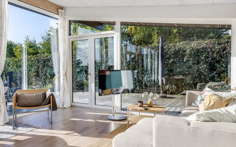 Sebbi - 90M from the Sea: Möbel, Interior Design, Flooring, Fussboden, Couch, Wohnzimmer, Stuhl, Beleuchtung, Decke, Zuhause