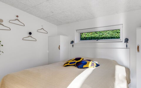 Sebbi - 90M from the Sea: Decke, Interior Design, Schlafzimmer, Fussboden, Zimmer, Light Fixture, Bettdecke, Bedding, Bett, Bettrahmen