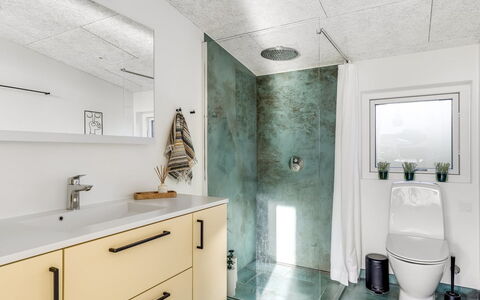 Sebbi - 90M from the Sea: Wand, Armatur, Flooring, Interior Design, Fussboden, Badezimmer, Decke, Sinken, Installation, Badezimmerschrank