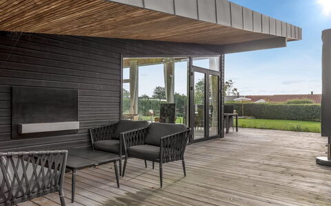 Sebbi - 90M from the Sea: Holz, Holzboden, Deck, Hartholz, Planke, Veranda, Holzbeize, Schatten, Gartenmöbel, Terrasse