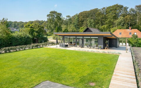 Sebbi - 90M from the Sea: Dach, Zuhause, Haus, Grundstueck, Garten, Estate, Ground, Bauernhaus, Hütte, Schatten