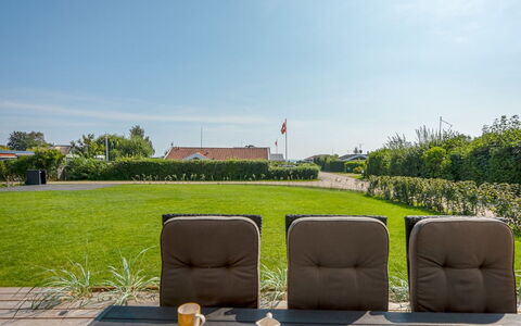 Sebbi - 90M from the Sea: Himmel, Möbel, Gras, Gartenmöbel, Stuhl, Tabelle, Tisch Im Freien, Grundstueck, Garten, Rasen