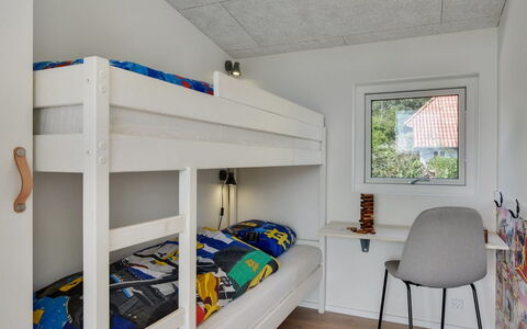 Sebbi - 90M from the Sea: Zuhause, Schlafzimmer, Abstellgleis, Bettrahmen, Bedding, Bett, Wohnheim