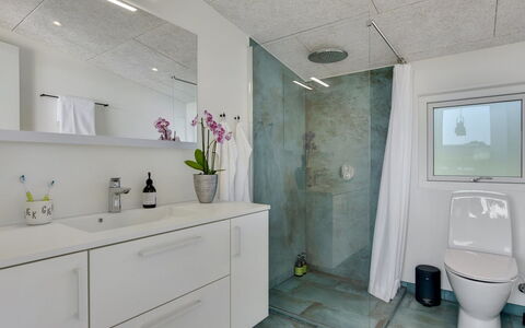 Sebbi - 90M from the Sea: Flooring, Armatur, Wand, Interior Design, Fussboden, Badezimmer, Decke, Sinken, Bad Sink, Badezimmerschrank