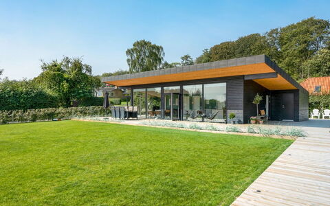 Sebbi - 90M from the Sea: Dach, Grundstueck, Zuhause, Garten, Gartenbauten, Schatten, Bauernhaus, Hütte, Estate, Landscaping