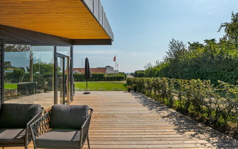 Sebbi - 90M from the Sea: Grundstueck, Garten, Schatten, Landscaping, Eco Hotel, Walkway, Design, Garten, Hinterhof