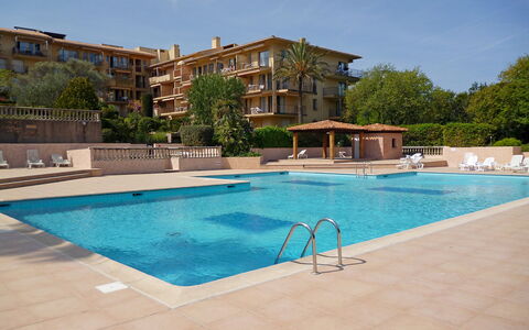 Saint-Tropez 550: Möbel, Wohnung, Zuhause, Balkon, Holzbeize, Schatten, Stuhl, Eco Hotel, Gartenmöbel, Zimmerpflanze