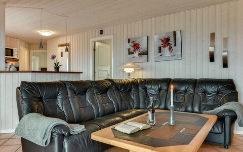 Henrijette - 200M from the Sea: Holz, Möbel, Flooring, Interior Design, Fussboden, Beleuchtung, Decke, Zimmer, Holzboden, Wohnzimmer
