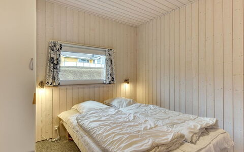Henrijette - 200M from the Sea: Holz, Fussboden, Schlafzimmer, Flooring, Decke, Bett, Interior Design, Bettdecke, Bedding, Zimmer