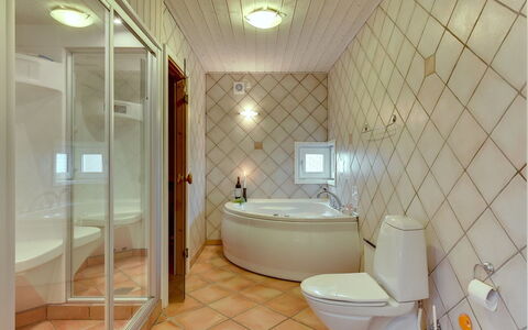 Henrijette - 200M from the Sea: Flooring, Interior Design, Fussboden, Armatur, Badezimmer, Decke, Badewanne, Installation, Zimmer, Zapfhahn