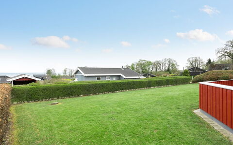 Henrijette - 200M from the Sea: Gras, Grün, Haus, Dach, Strauch, Wohngebiet, Landschaft, Garten, Grundstueck, Zuhause