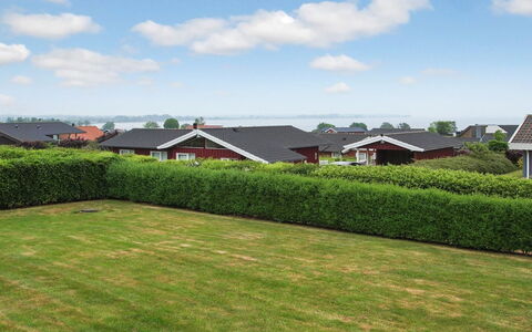 Henrijette - 200M from the Sea: Gras, Strauch, Haus, Grundstueck, Dach, Rasen, Ground, Garten, Hecke, Hütte