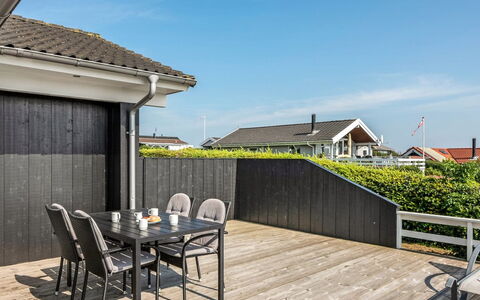 Maj - 150M from the Sea: Möbel, Interior Design, Flooring, Holz, Fussboden, Decke, Holzboden, Stuhl, Tabelle, Beleuchtung
