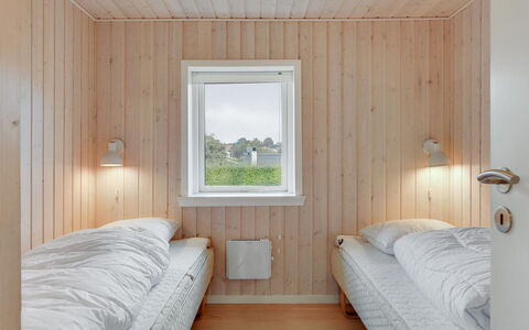 Serey - 500M from the Sea: Holz, Schlafzimmer, Decke, Fussboden, Bett, Bedding, Bettdecke, Planke, Holzbeize, Hartholz