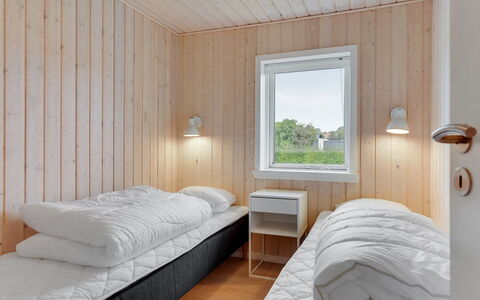 Serey - 500M from the Sea: Holz, Schlafzimmer, Decke, Bett, Interior Design, Fussboden, Bedding, Bettdecke, Bettrahmen, Planke