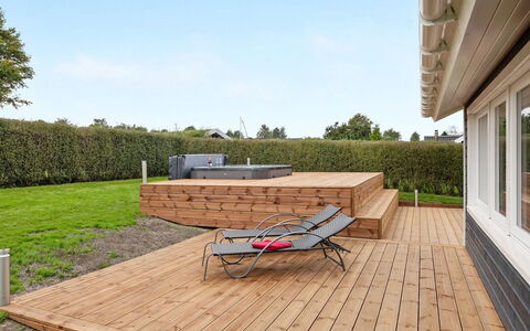 Serey - 500M from the Sea: Holz, Holzboden, Hartholz, Gartenmöbel, Planke, Deck, Holzbeize, Verbundwerkstoff, Garten, Hinterhof