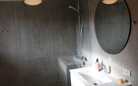 Serey - 500M from the Sea: Flooring, Armatur, Badezimmer, Bad Sink, Wand, Fussboden, Sinken, Interior Design, Zapfhahn, Installation