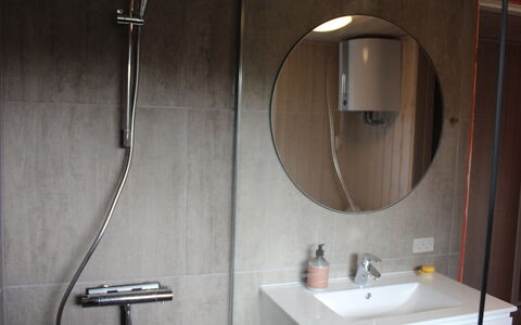 Serey - 500M from the Sea: Wand, Armatur, Badezimmer, Interior Design, Flooring, Fussboden, Installation, Bad Sink, Zapfhahn, Zimmer