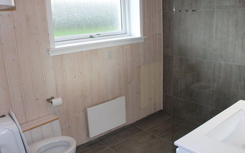 Serey - 500M from the Sea: Flooring, Wand, Badezimmer, Armatur, Fussboden, Holz, Toilleten Sitz, Toilette, Interior Design, Installation