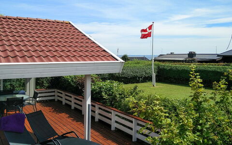 Stenkil - 250M from the Sea: Dach, Haus, Zuhause, Hütte, Tür, Abstellgleis, Deck, Veranda, Planke, Hartholz