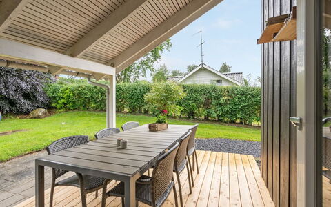 Petrus - 750M from the Sea: Möbel, Interior Design, Flooring, Holz, Fussboden, Decke, Holzboden, Stuhl, Tabelle, Beleuchtung