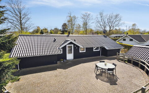Petrus - 750M from the Sea: Möbel, Interior Design, Flooring, Holz, Fussboden, Decke, Holzboden, Stuhl, Tabelle, Beleuchtung
