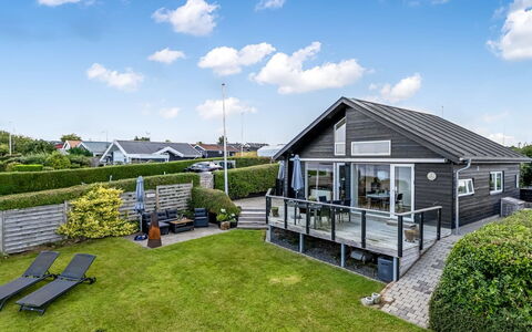 Majbritt - 50M from the Sea: Dach, Haus, Zuhause, Hütte, Abstellgleis, Estate, Auffahrt, Gartenbauten, Garten, Schuppen